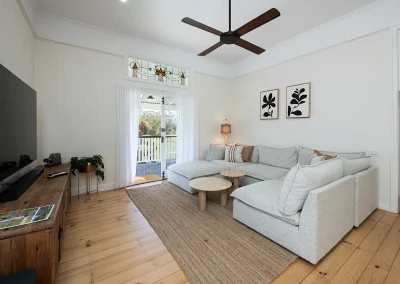 living room with tv and couches in Maleny Country House
