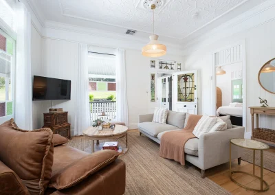 living room with couches in Maleny Country House