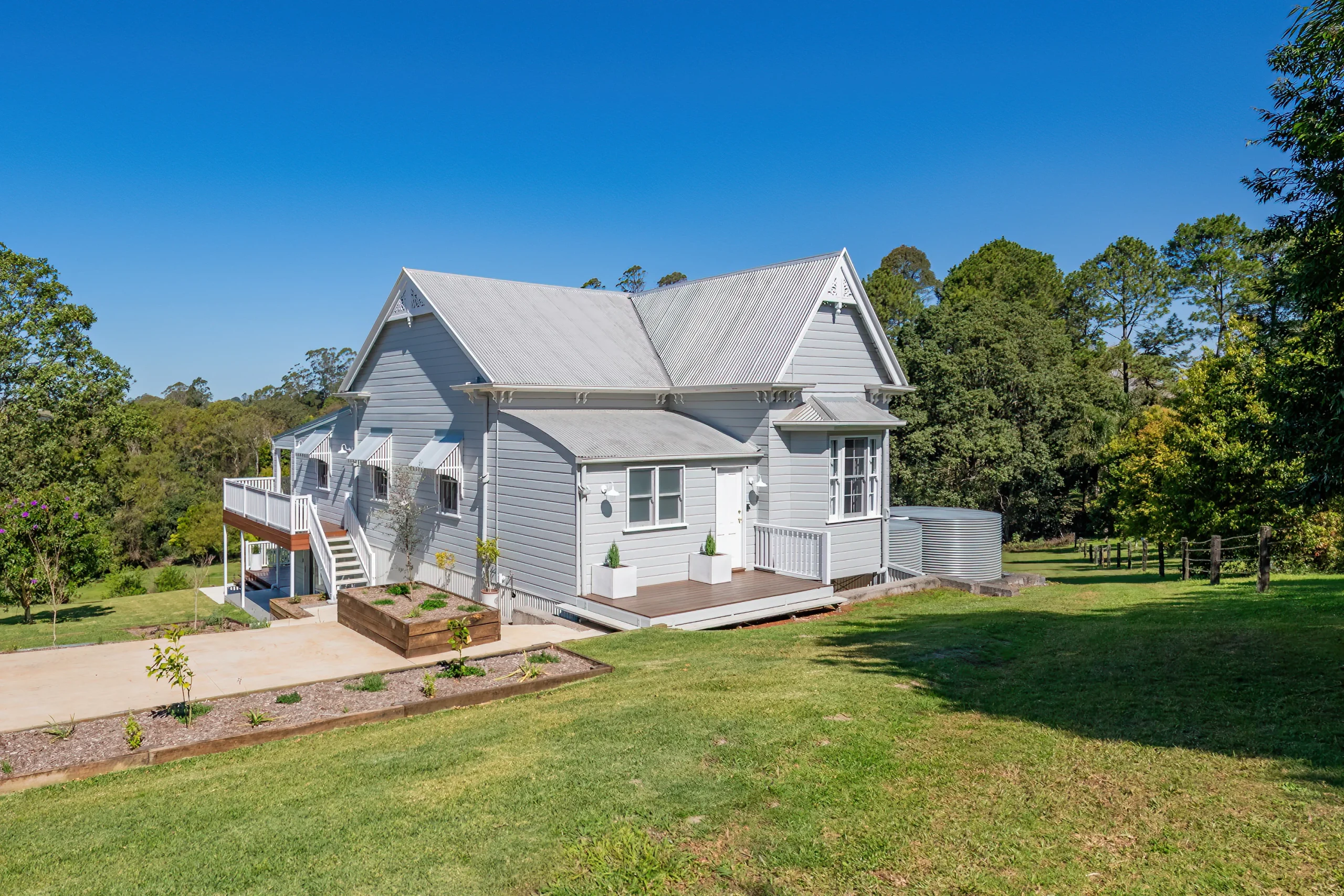 long distance shot of Maleny Cottage