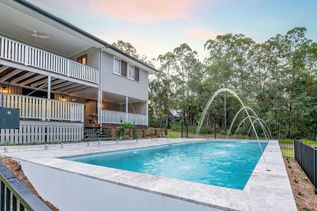 97f17c17a3fce1cf3bef2d81e4ec3e46-large Pool area in Maleny Country House